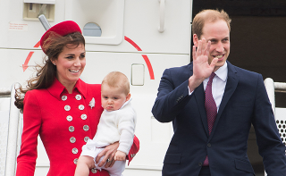 Illustration for article titled Duchess Kate, Prince William and Prince George Deplane in High Style